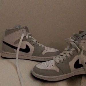 Jordan 1 mid “Fog grey” “smoke grey” women’s shoe size 6.5